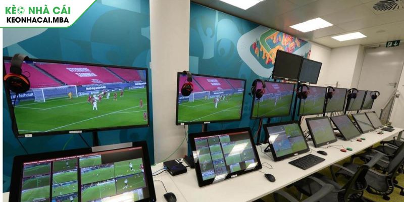 VAR Là Gì Giải Mã Công Nghệ Thay Đổi Cuộc Chơi Trong Bóng Đá 3 VAR là gì cung cấp góc nhìn đa chiều và toàn diện