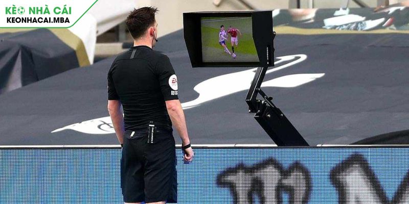 VAR Là Gì Giải Mã Công Nghệ Thay Đổi Cuộc Chơi Trong Bóng Đá 4 Xác định phạt đền dựa vào VAR là gì?
