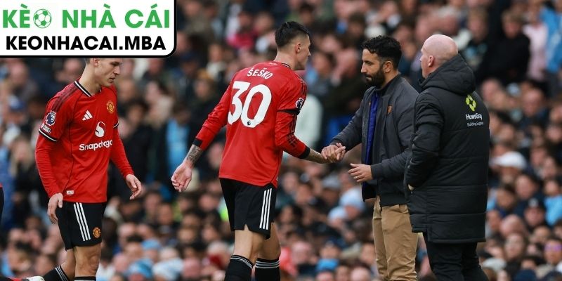 Boxing Day hỗn loạn chưa từng có: 66 bàn thắng/10 trận, Manchester United thảm bại 1-6 3 Boxing Day hỗn loạn chưa từng có: Manchester United sụp đổ toàn diện