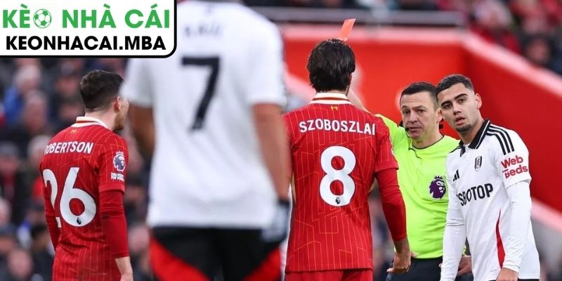 Liverpool thoát thua trong tranh cãi, VAR trở thành tâm điểm chỉ trích 4 VAR – công nghệ vì công bằng hay nguồn cơn của bất mãn?