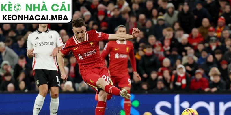 Liverpool thoát thua trong tranh cãi, VAR trở thành tâm điểm chỉ trích 2 VAR can thiệp và những quyết định gây tranh cãi