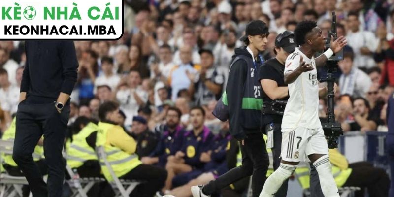 Vinicius phản ứng tiêu cực khi bị thay ra, CĐV Bernabeu không hài lòng 2 Phản ứng của Vinícius khi bị thay ra – dấu hiệu của sự ức chế