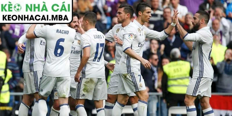 Nóng bảng xếp hạng La Liga: Barcelona giành lại ngôi đầu, đẩy Real Madrid xuống sau 3 Real Madrid sảy chân, cuộc đua vô địch thêm kịch tính