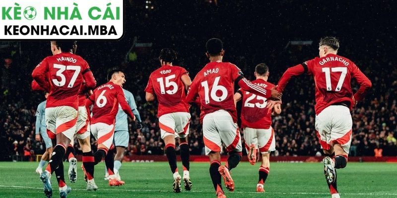 MU đối mặt lịch thi đấu khắc nghiệt: 5 trận căng như dây đàn, 2 màn đụng độ định đoạt top 5 4 Hai trận “chung kết” quyết định số phận top 5