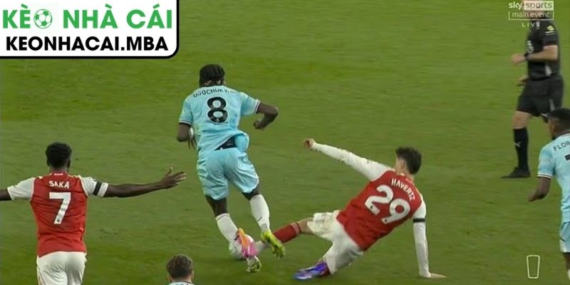 Havertz thoát thẻ đỏ gây tranh cãi: VAR không can thiệp khiến CĐV bức xúc 2 Pha vào bóng của Havertz gây bão dư luận