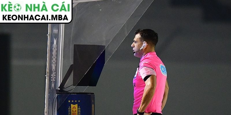 VAR gây tranh cãi, Arsenal tiến gần chức vô địch