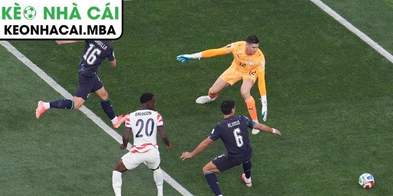 Bàn phản lưới khiến Bobadilla đi vào lịch sử World Cup