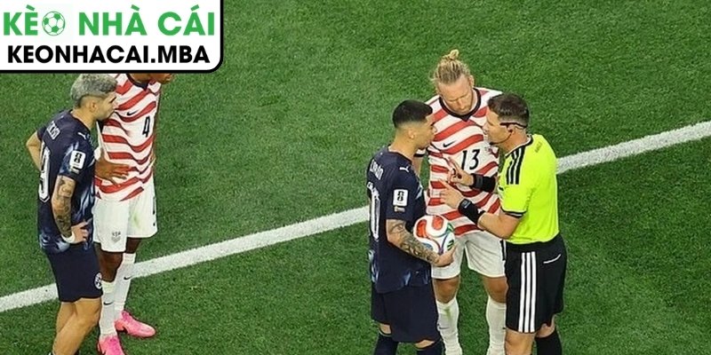 Luật mới giúp thủ quân Mỹ thoát thẻ vàng ở World Cup 2026 2 VAR giúp Tim Ream thoát thẻ vàng sau khi xem lại băng hình