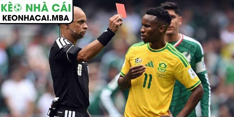 Mexico - Nam Phi: Màn khai màn World Cup bùng nổ với 2 bàn thắng cùng 3 thẻ đỏ 3 Thẻ đỏ của Sithole khiến Nam Phi hoàn toàn đánh mất thế trận