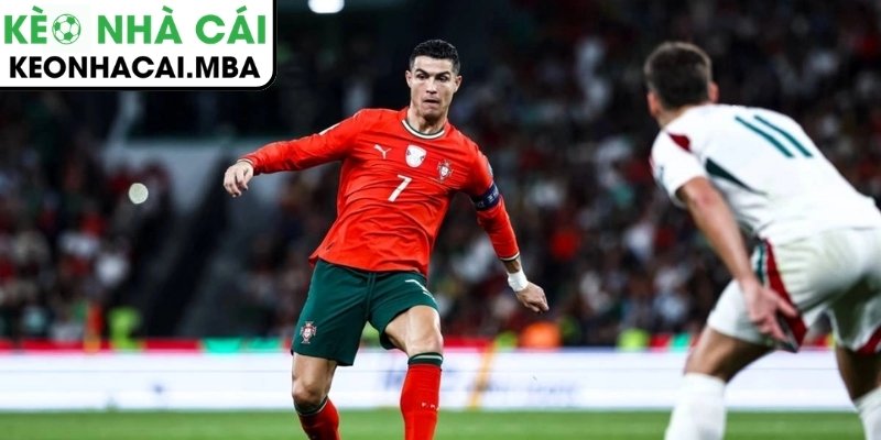 Ronaldo gây sốc khi không rời sân dù thi đấu mờ nhạt