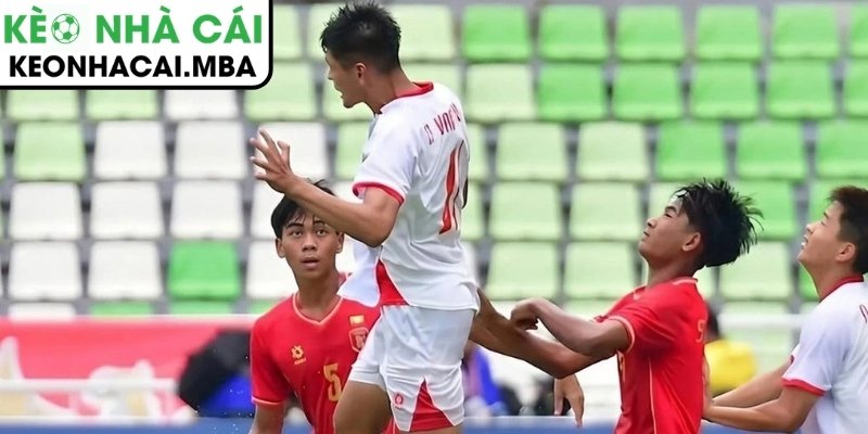 Tranh cãi trận U19 Việt Nam - Indonesia: Cầu thủ đôi bên xô xát, đội khách bị tố rải chai nước câu giờ 3 Khán đài hỗn loạn, trọng tài phải can thiệp
