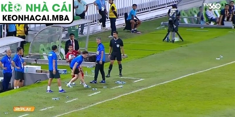 Tranh cãi trận U19 Việt Nam - Indonesia: Cầu thủ đôi bên xô xát, đội khách bị tố rải chai nước câu giờ 2 Va chạm bên đường biên khiến trận đấu căng thẳng