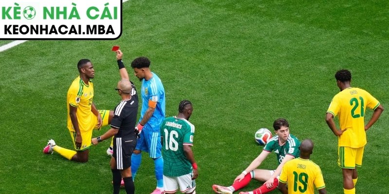 World Cup dậy sóng tranh cãi: HLV Nam Phi phản ứng gay gắt vì chiếc thẻ đỏ gây tranh luận 3 Hai tấm thẻ đỏ khiến Nam Phi tổn thất nghiêm trọng