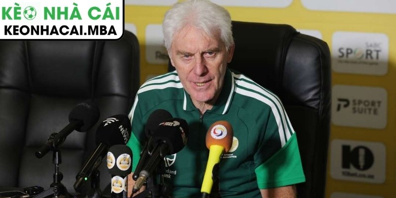 World Cup dậy sóng tranh cãi: HLV Nam Phi phản ứng gay gắt vì chiếc thẻ đỏ gây tranh luận 2 HLV Broos cho rằng thẻ đỏ của Zwane là quá nặng tay